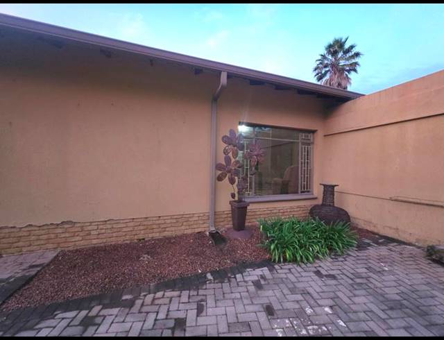 4 BEDROOM HOUSE FOR SALE IN GOLF PARK